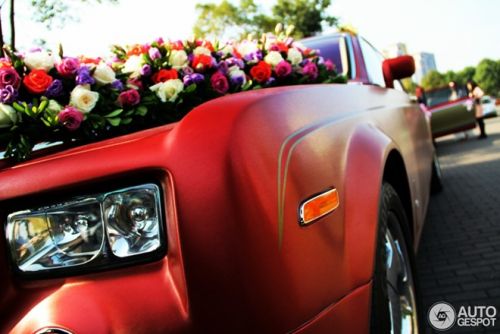 Rolls-Royce và Maybach cùng màu làm xe hoa 4