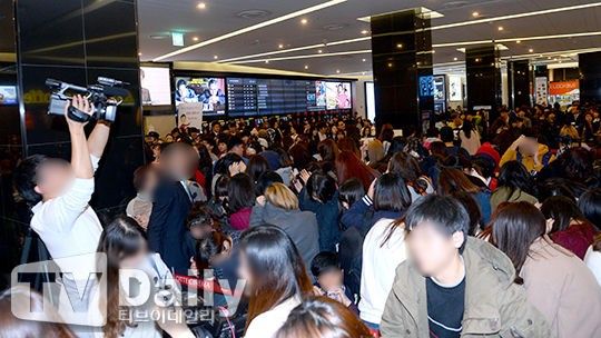 Fan EXO gây náo loạn buổi công chiếu phim VIP