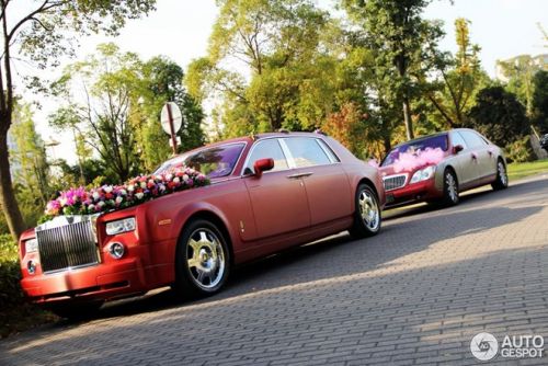 Rolls-Royce và Maybach cùng màu làm xe hoa