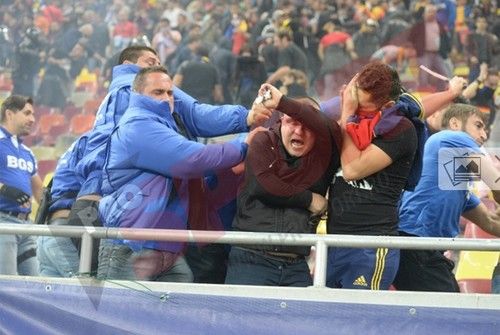 Bạo lực kinh hoàng trong trận đấu vòng loại EURO 3