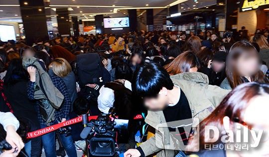 Fan EXO gây náo loạn buổi công chiếu phim VIP 3