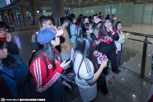 Fan nữ Trung Quốc xếp hàng xin chữ ký của Kaka 3