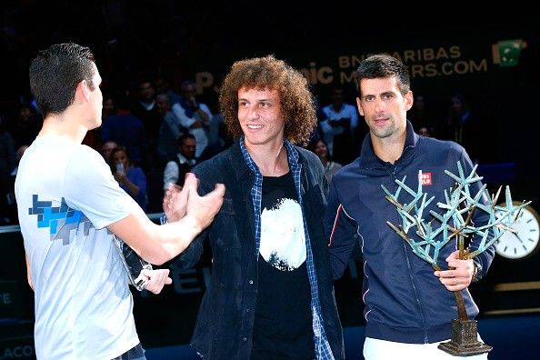 David Luiz hài hước trao cúp vô địch cho Djokovic 3