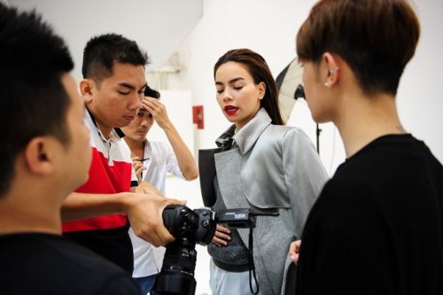 Hà Hồ tranh thủ ăn vội ở hậu trường Fashionista Việt Nam 6