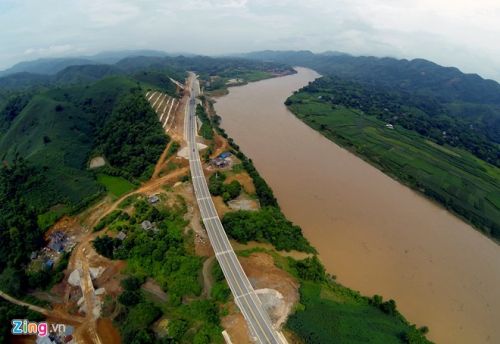 Phong cảnh kỳ vĩ trên tuyến cao tốc dài nhất Việt Nam 11