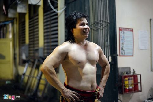 Người Việt đầu tiên diễn xiếc cùng 7 con trăn gần 100kg 12