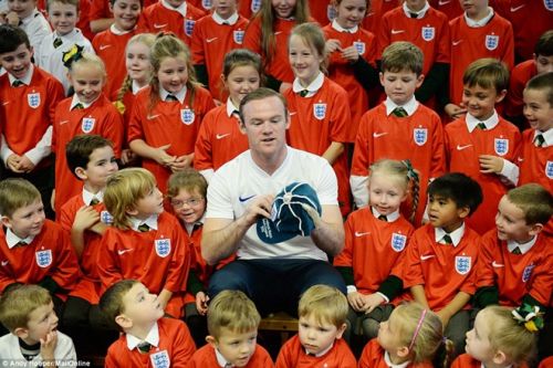 Rooney mừng cột mốc 100 lần khoác áo Tam Sư bên 99 em nhỏ 7
