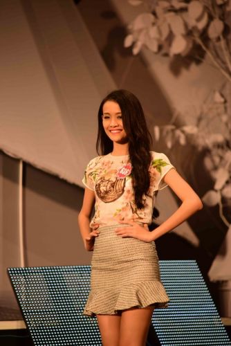 Thủy Tiên mặc váy ngủ tập luyện trước đêm chung khảo Hoa hậu 11