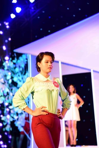 Thủy Tiên mặc váy ngủ tập luyện trước đêm chung khảo Hoa hậu 9