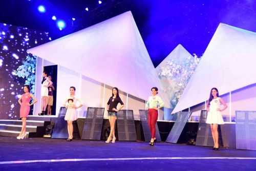Thủy Tiên mặc váy ngủ tập luyện trước đêm chung khảo Hoa hậu 13