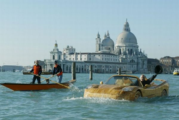 "Siêu xe" bơi trên kênh ở Venice 8