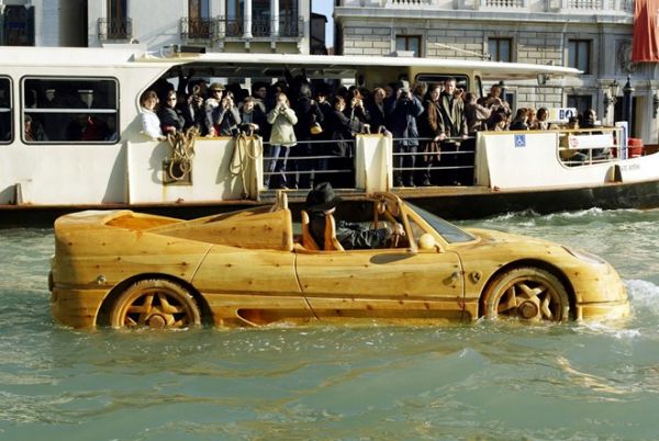 "Siêu xe" bơi trên kênh ở Venice 9