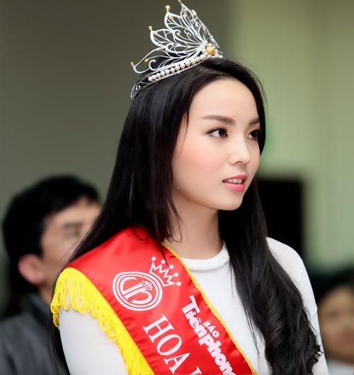 Hoa hậu Kỳ Duyên múa nón lá khoe eo trắng mịn 4