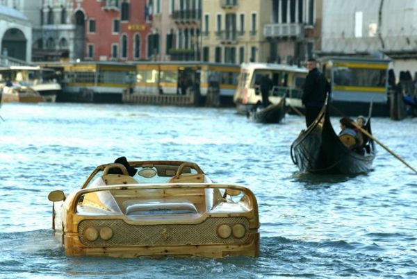 "Siêu xe" bơi trên kênh ở Venice 3