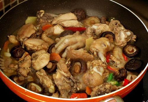 Đậm đà thịt gà om nấm hương khô 2