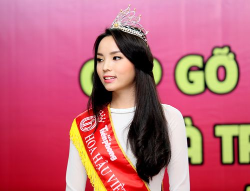 Hoa hậu Kỳ Duyên múa nón lá khoe eo trắng mịn 7