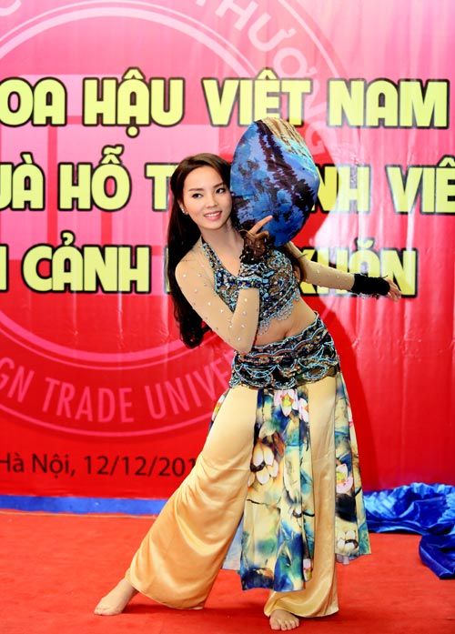 Hoa hậu Kỳ Duyên múa nón lá khoe eo trắng mịn 15