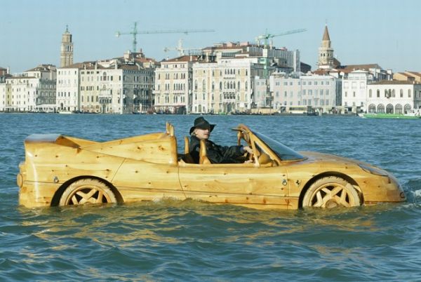 "Siêu xe" bơi trên kênh ở Venice 4