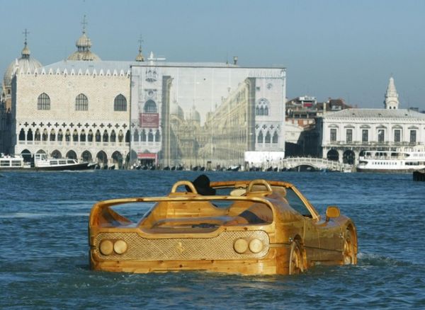 "Siêu xe" bơi trên kênh ở Venice 6