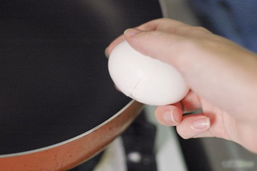 Mẹo đập trứng điêu luyện chỉ bằng một tay 2