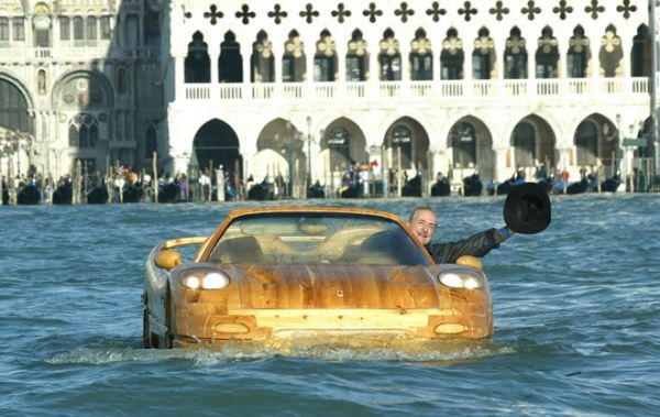 "Siêu xe" bơi trên kênh ở Venice 7