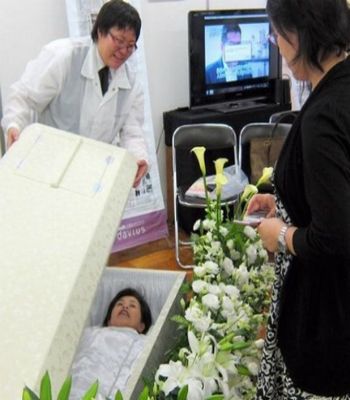 Kì lạ với lễ hội thử làm người chết tại Nhật Bản 2