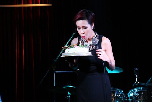 Uyên Linh mừng sinh nhật trên sân khấu