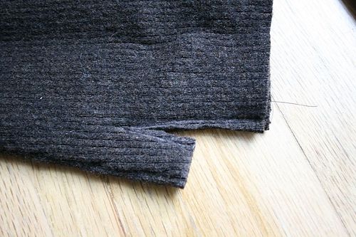 Tự làm găng tay ấm áp tận dụng từ ống tay áo len cũ 3