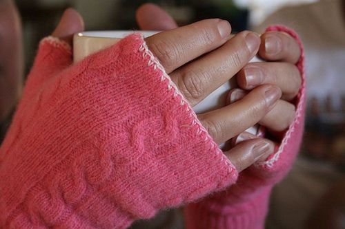 Tự làm găng tay ấm áp tận dụng từ ống tay áo len cũ 6