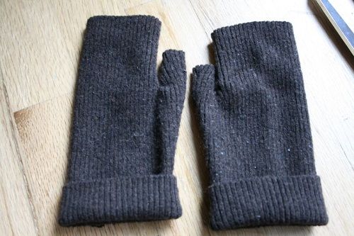 Tự làm găng tay ấm áp tận dụng từ ống tay áo len cũ 4
