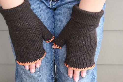Tự làm găng tay ấm áp tận dụng từ ống tay áo len cũ 5