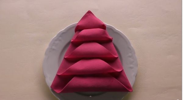 Gấp khăn ăn hình cây thông cực dễ thương cho Giáng sinh 5