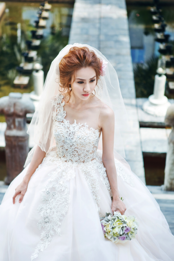 Ngân Khánh khoe vẻ đẹp mong manh với váy cưới xuyên thấu 4