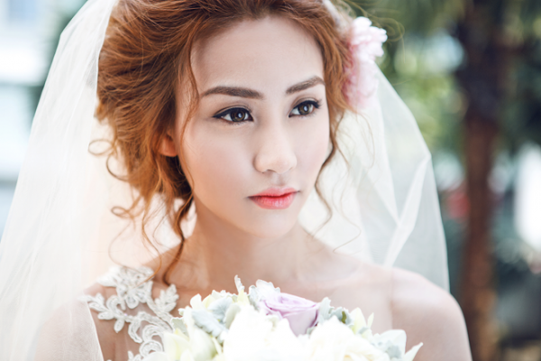 Ngân Khánh khoe vẻ đẹp mong manh với váy cưới xuyên thấu 5