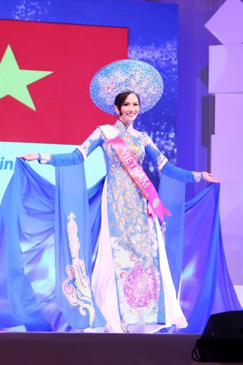 Mẫu Việt thi Hoa hậu "chui" bị phạt 22,5 triệu đồng 2
