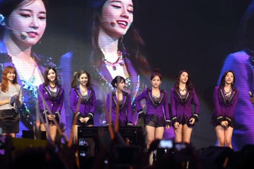 T-ara thích thú đội nón lá Việt Nam 7