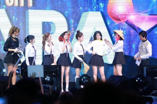 T-ara pha trò với nón lá trên sân khấu Việt 5