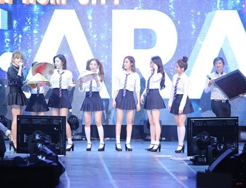 T-ara háo hức đội nón lá do fan Việt tặng 9