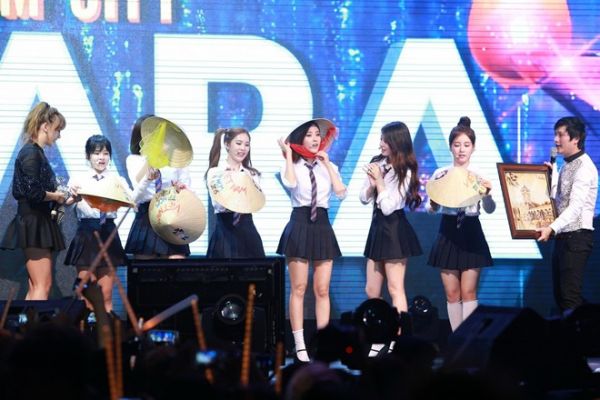 T-ara pha trò với nón lá trên sân khấu Việt 2