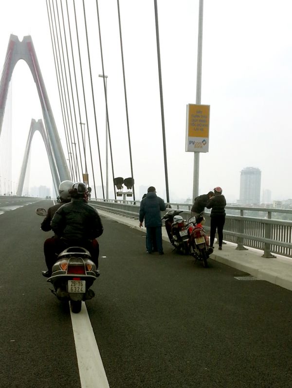 Xử phạt hàng chục trường hợp dừng đỗ xe trên cầu Nhật Tân 2