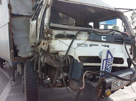 Hà Nội: Xe tải tông xe buýt, hàng chục hành khách hoảng loạn 2