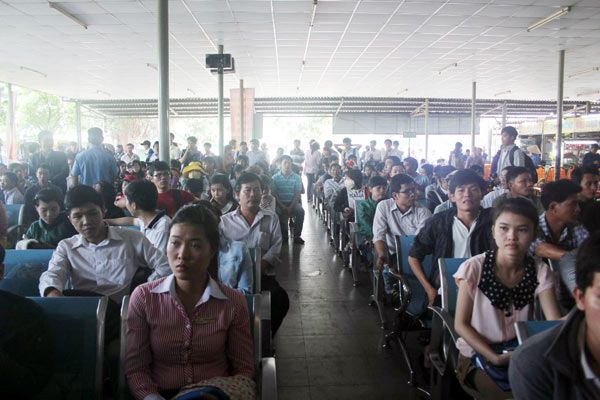 TPHCM: Người dân khổ sở mua vé xe về quê ăn Tết