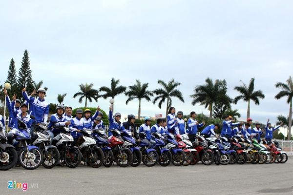 Hàng trăm biker xếp hình bản đồ Việt Nam bằng xe Exciter 7