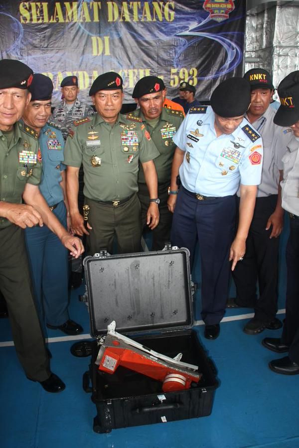 Quan chức Indonesia nghi ngờ máy bay AirAsia bị nổ trước khi rơi xuống biển 2