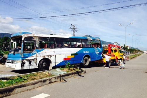 Hai xe chở công nhân va chạm, hàng chục người bị thương 4