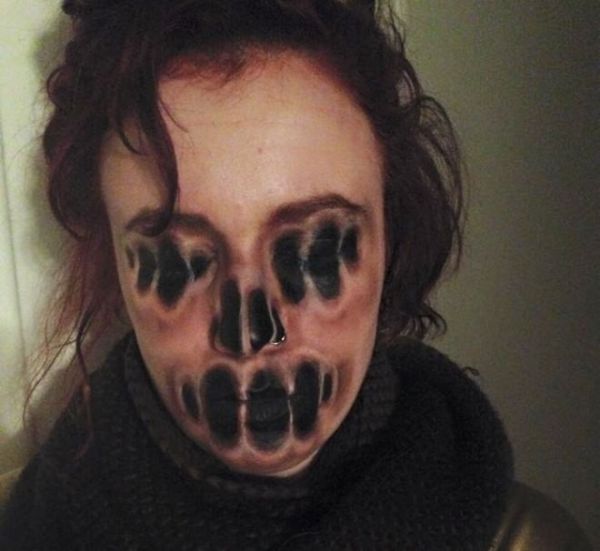 Cô gái vẽ mặt kinh dị khiến người xem sợ hãi 2
