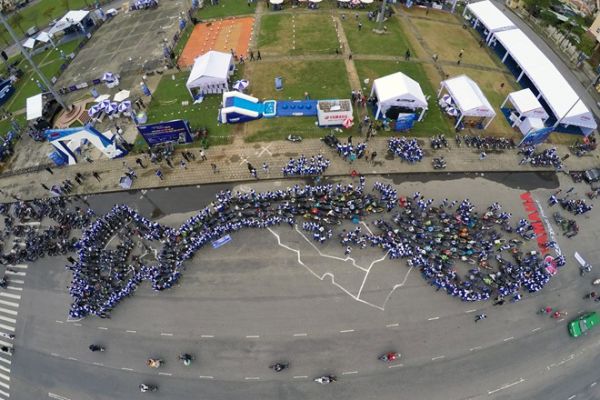 Hàng trăm biker xếp hình bản đồ Việt Nam bằng xe Exciter 2