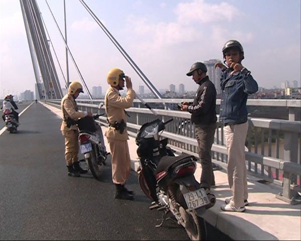 Xử phạt nhiều trường hợp dừng đỗ, chụp ảnh trên cầu Nhật Tân 4