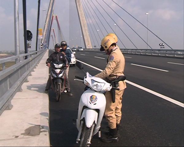 Xử phạt nhiều trường hợp dừng đỗ, chụp ảnh trên cầu Nhật Tân 3