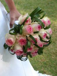 Cách bó hoa hồng tròn cầm tay cô dâu đơn giản mà đẹp 15